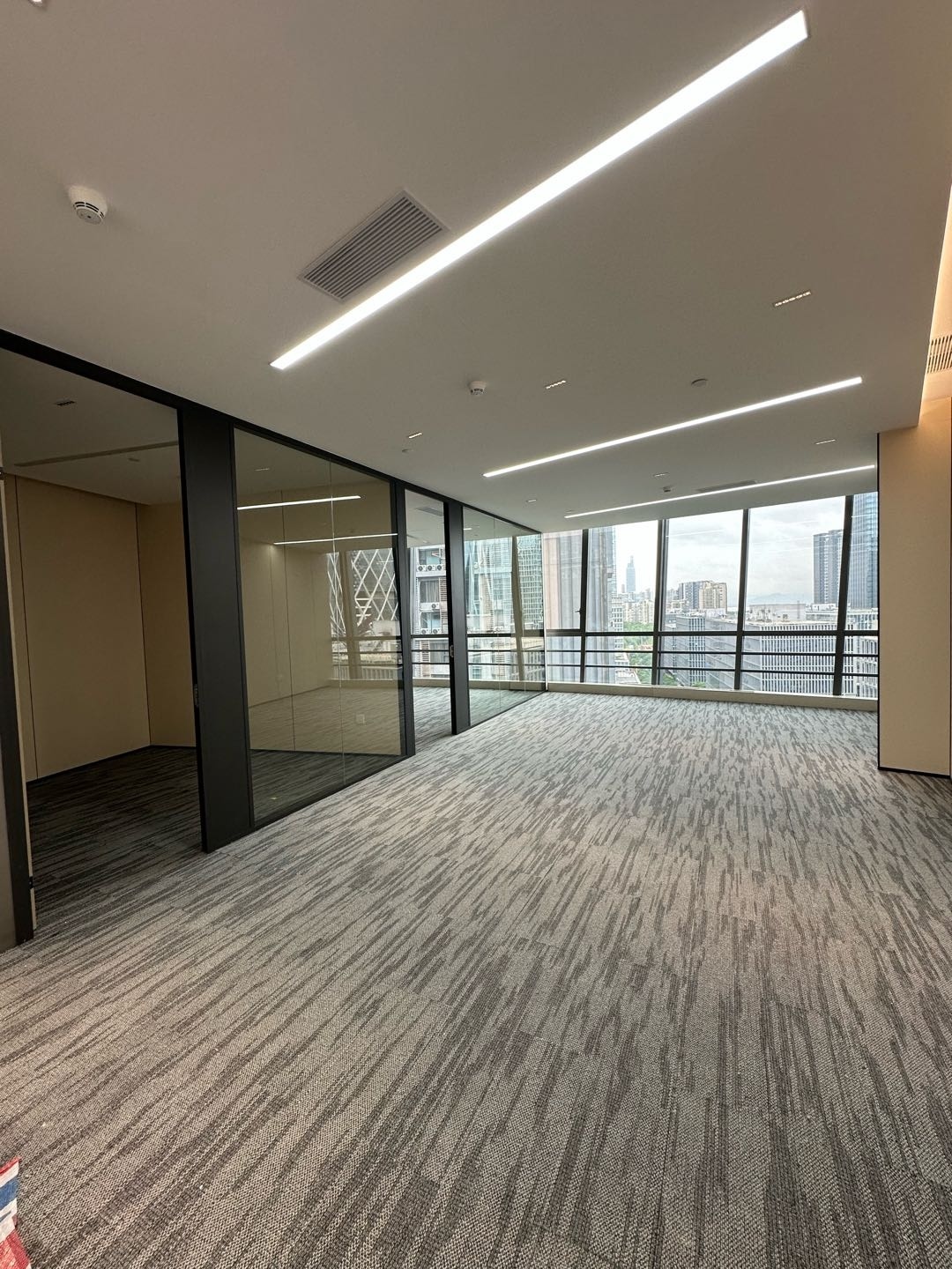 怡化金融科技大厦 · 150㎡豪装办公室实景