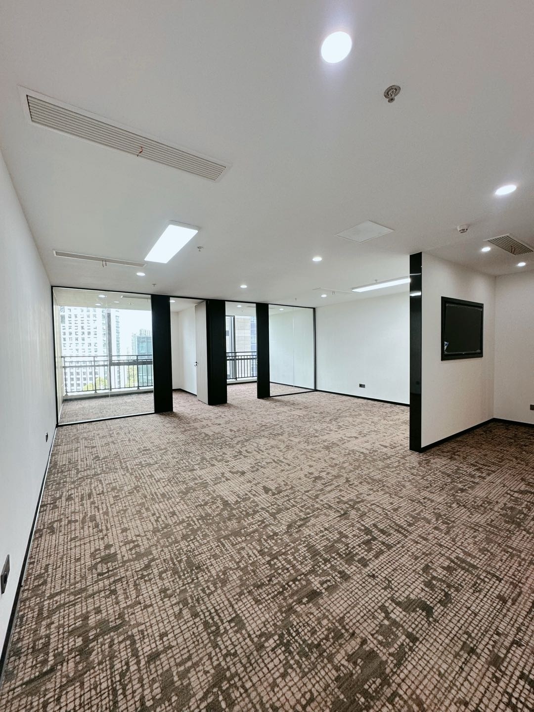 航盛科技大厦 · 109㎡精装办公室实景