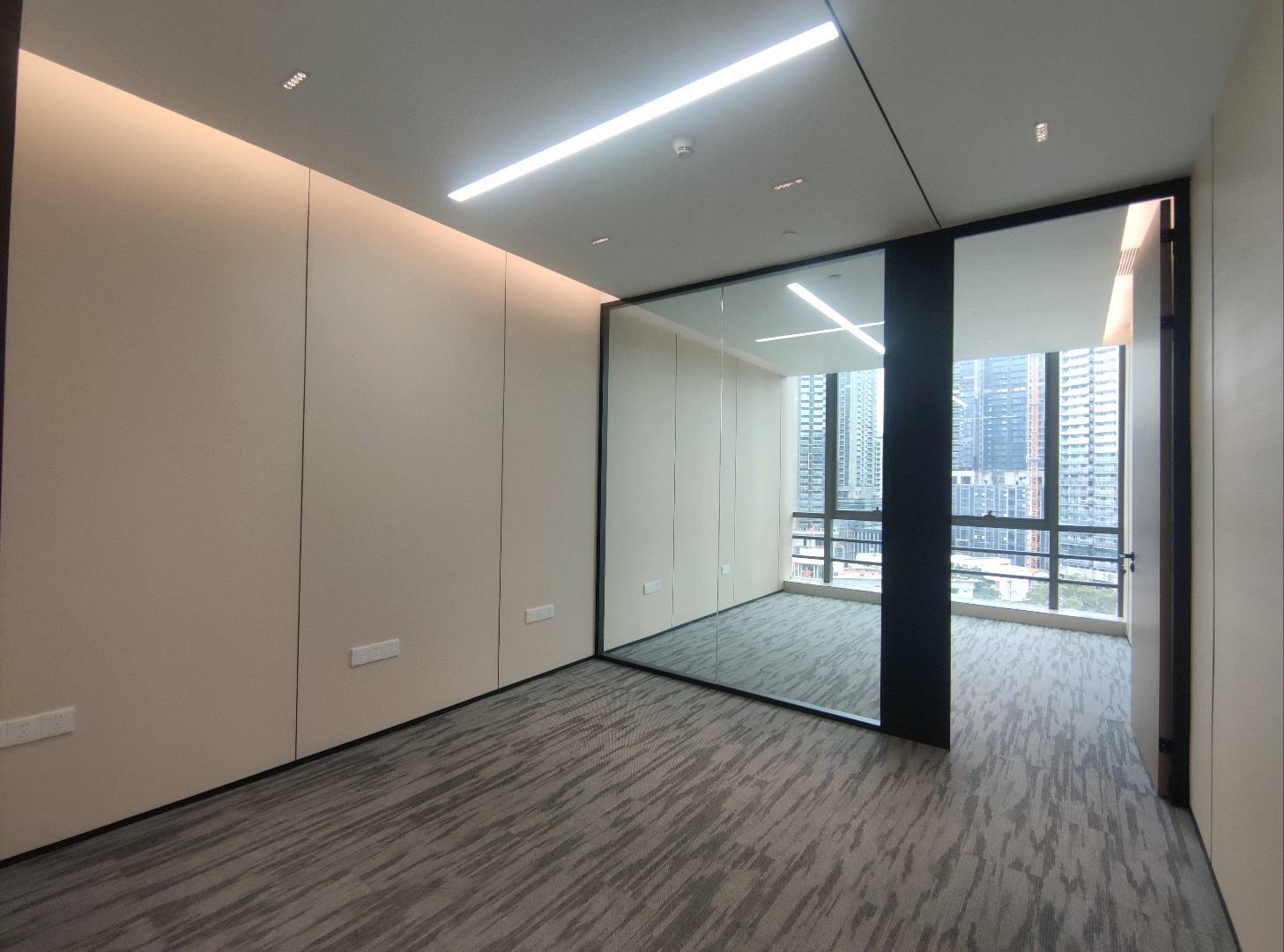 怡化金融科技大厦 · 95㎡精装办公室实景
