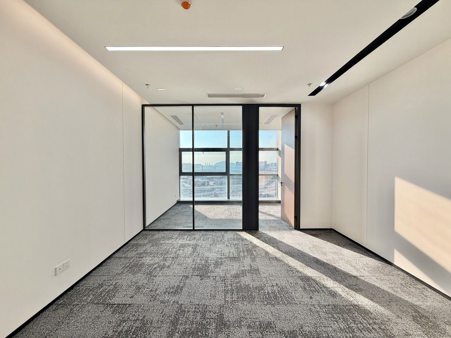 前海自贸大厦 · 150㎡精装办公室实景
