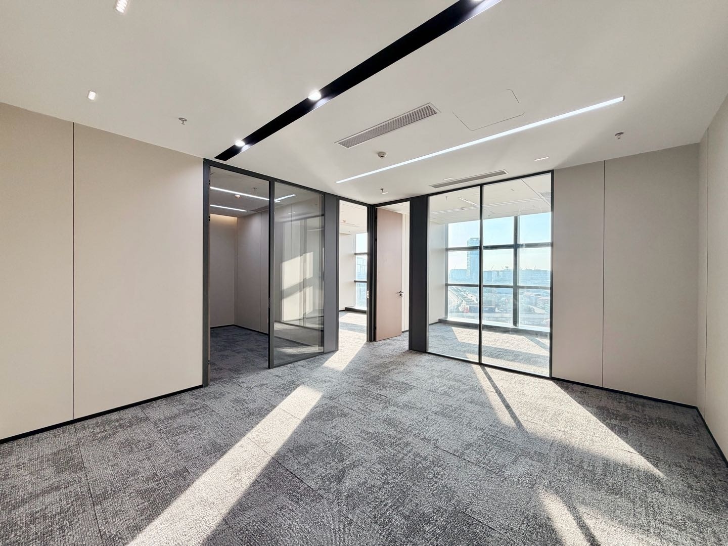 前海自贸大厦 · 150㎡精装办公室实景