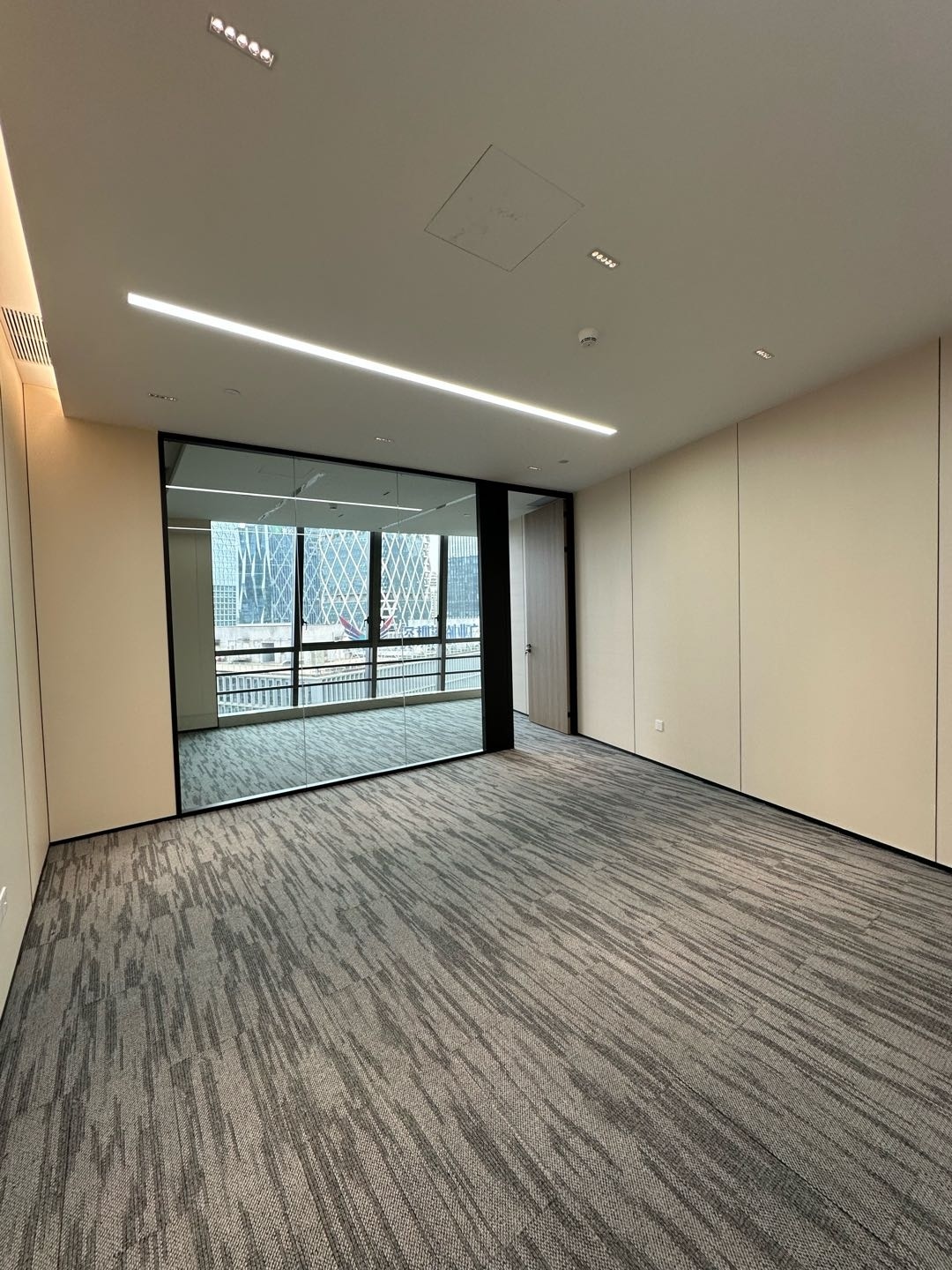 怡化金融科技大厦 · 165㎡精装办公室实景