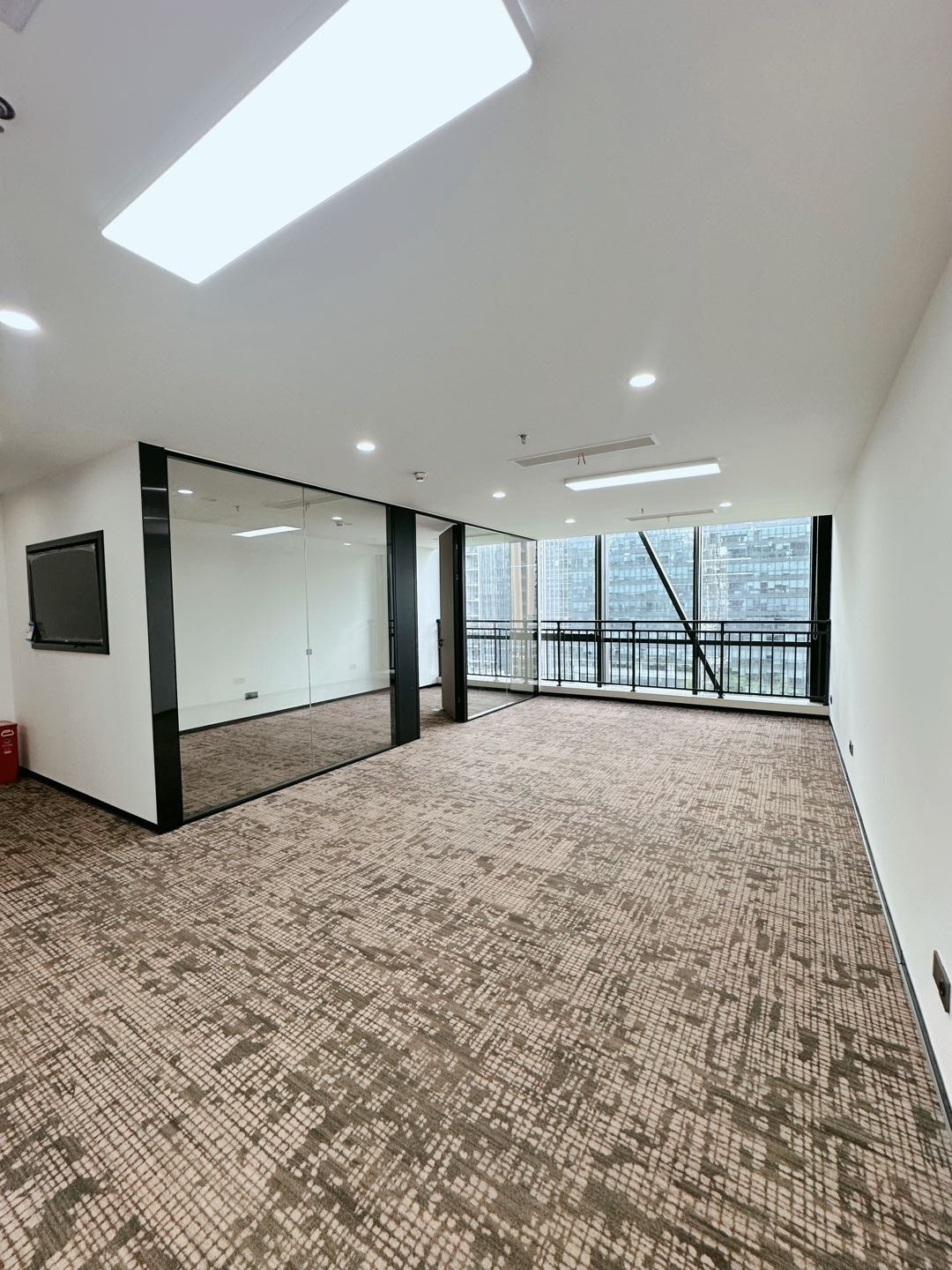 航盛科技大厦 · 93㎡精装办公室实景