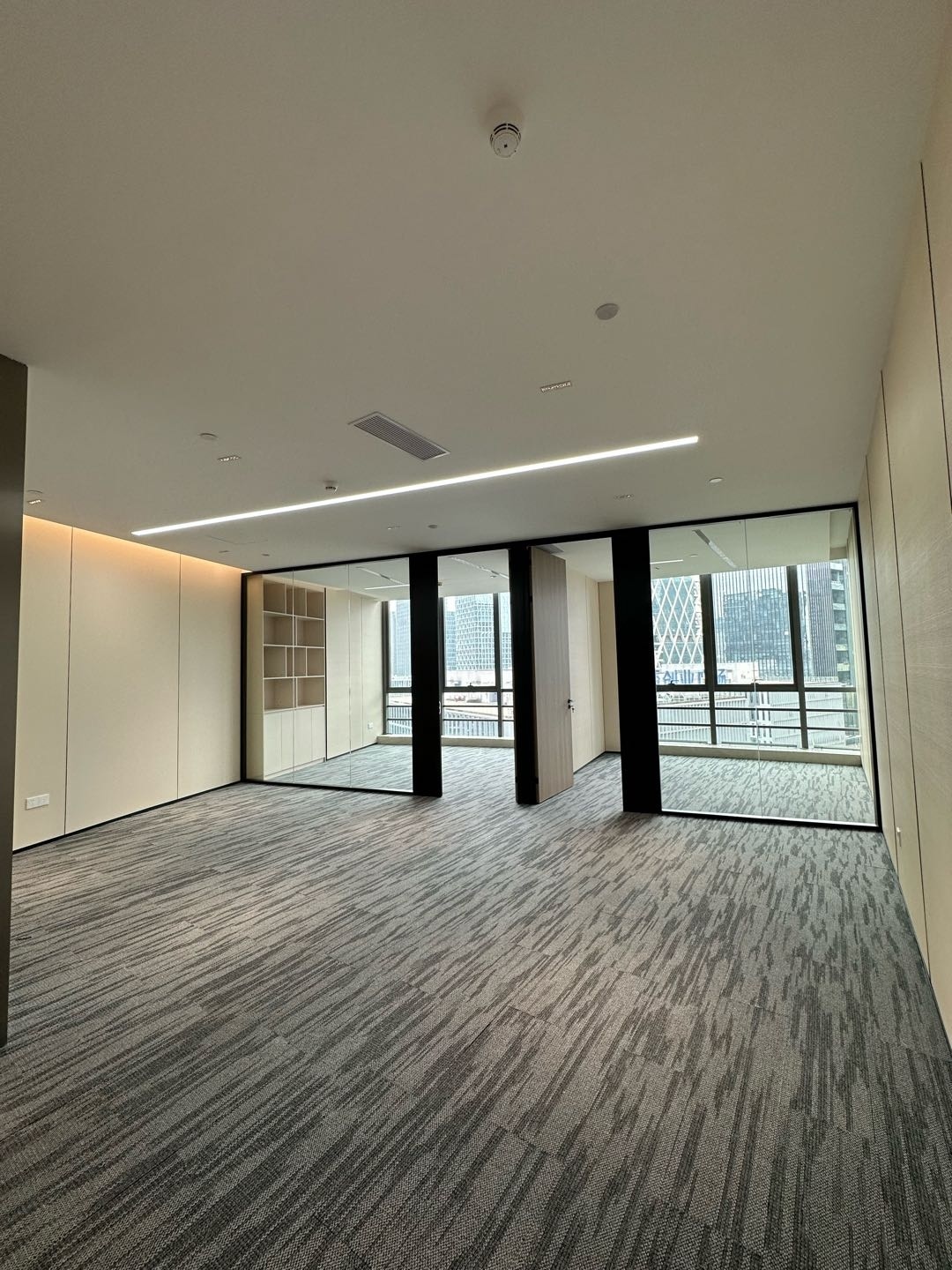 怡化金融科技大厦 · 265㎡精装办公室实景