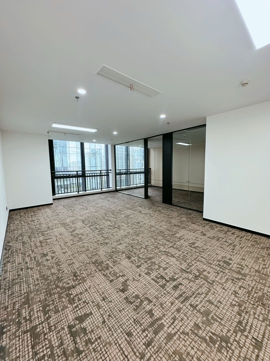 航盛科技大厦 · 100㎡精装办公室实景