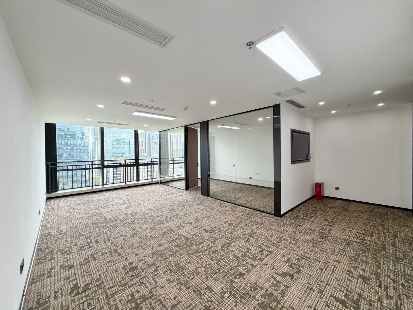 航盛科技大厦 · 93㎡精装办公室实景