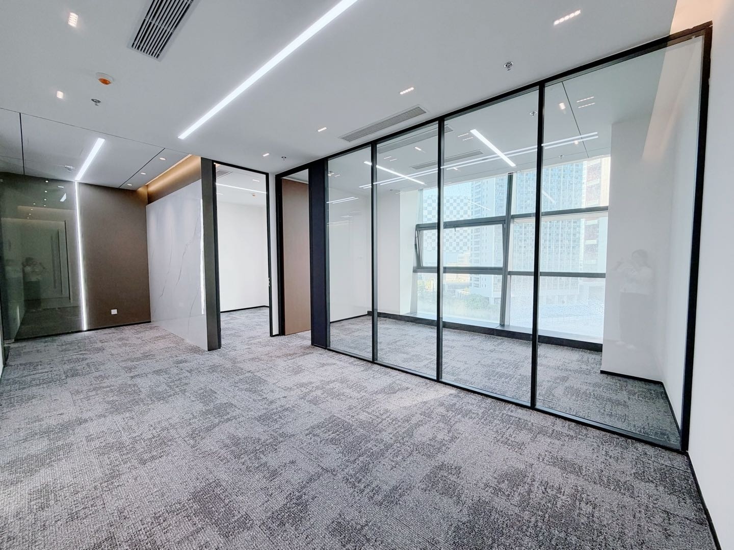 前海自贸大厦 · 125㎡精装办公室实景