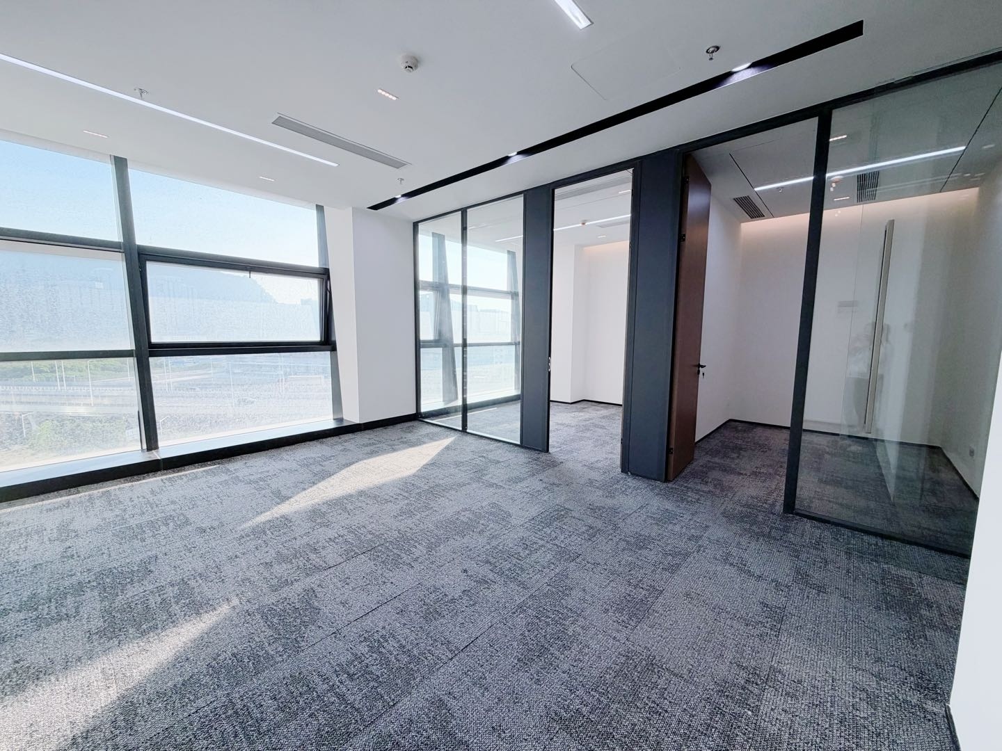 前海自贸大厦 · 70㎡精装办公室实景