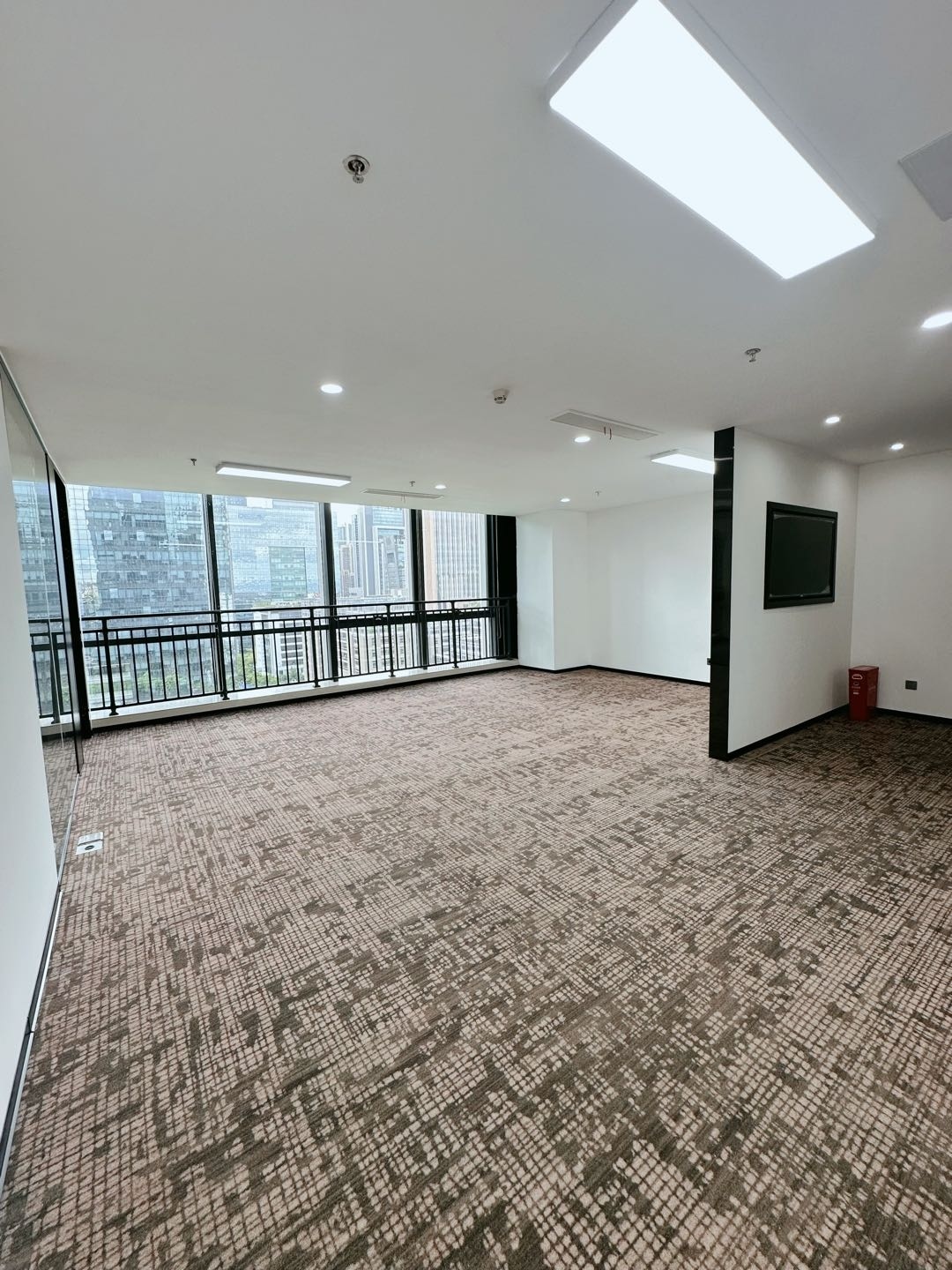 航盛科技大厦 · 105㎡精装办公室实景