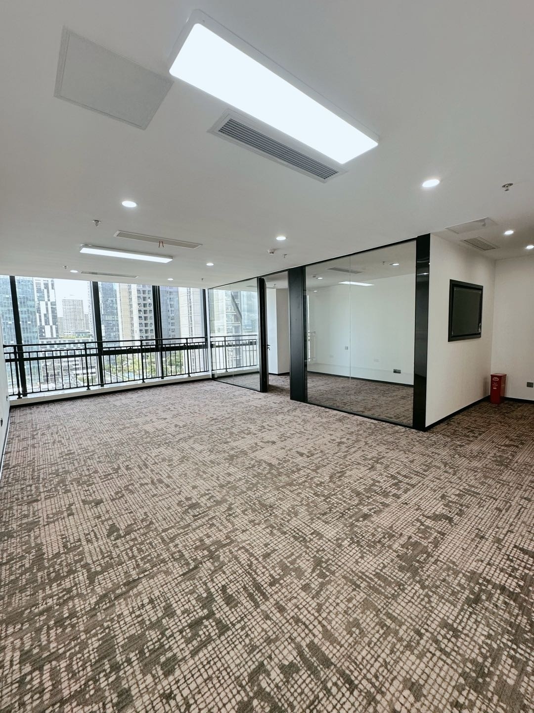 航盛科技大厦 · 96㎡精装办公室实景