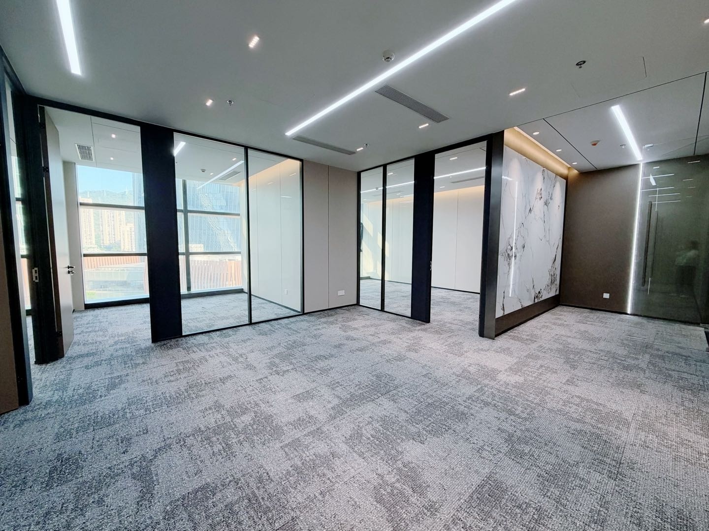 前海自贸大厦 · 90㎡精装办公室实景
