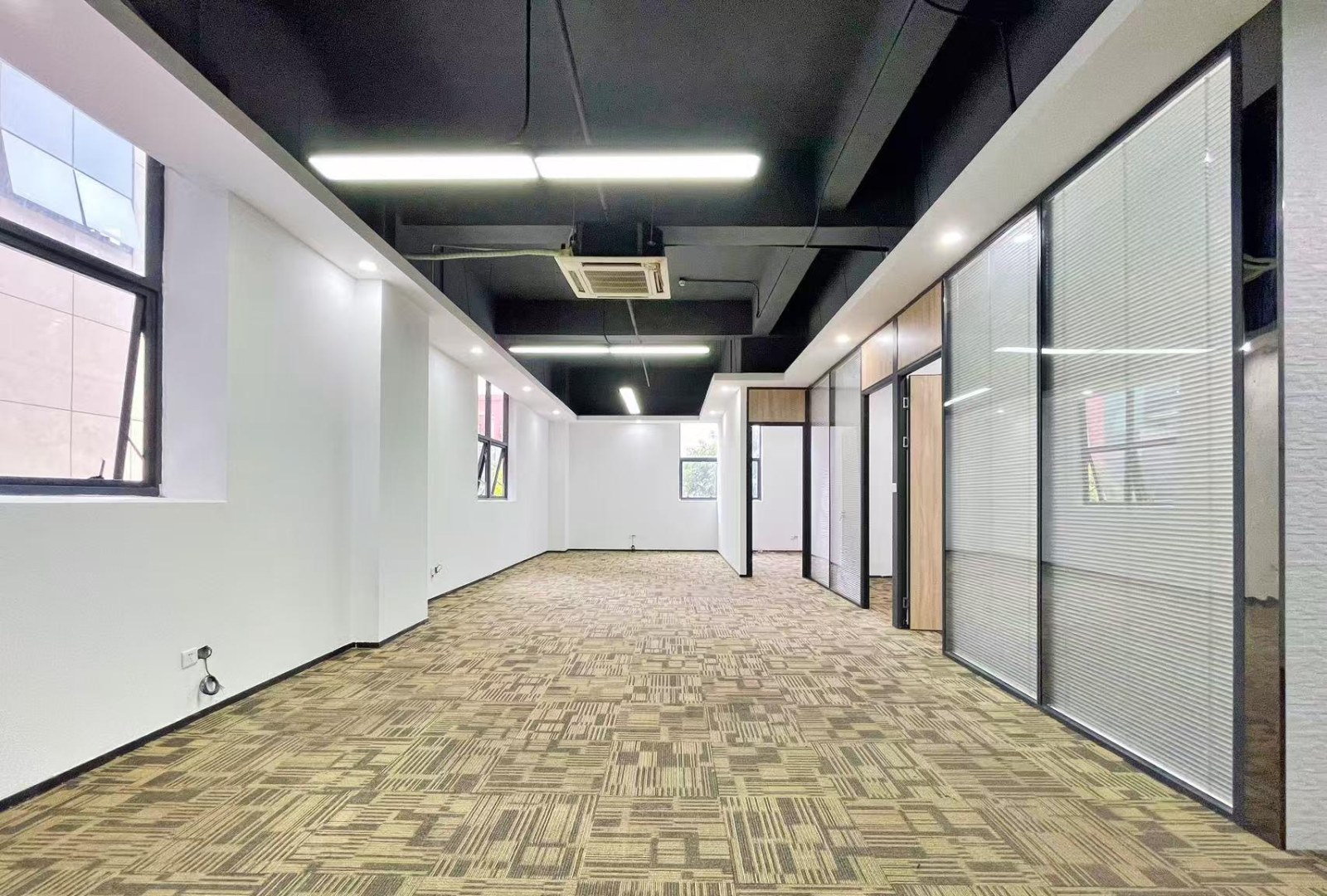 深圳坂田办公空间｜坂田集团新塘智慧园190㎡精装户型实景图
